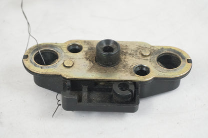 Baksidan på Sadellåsmekanism från en Suzuki GSX-R 600 -2001 motorcykel.