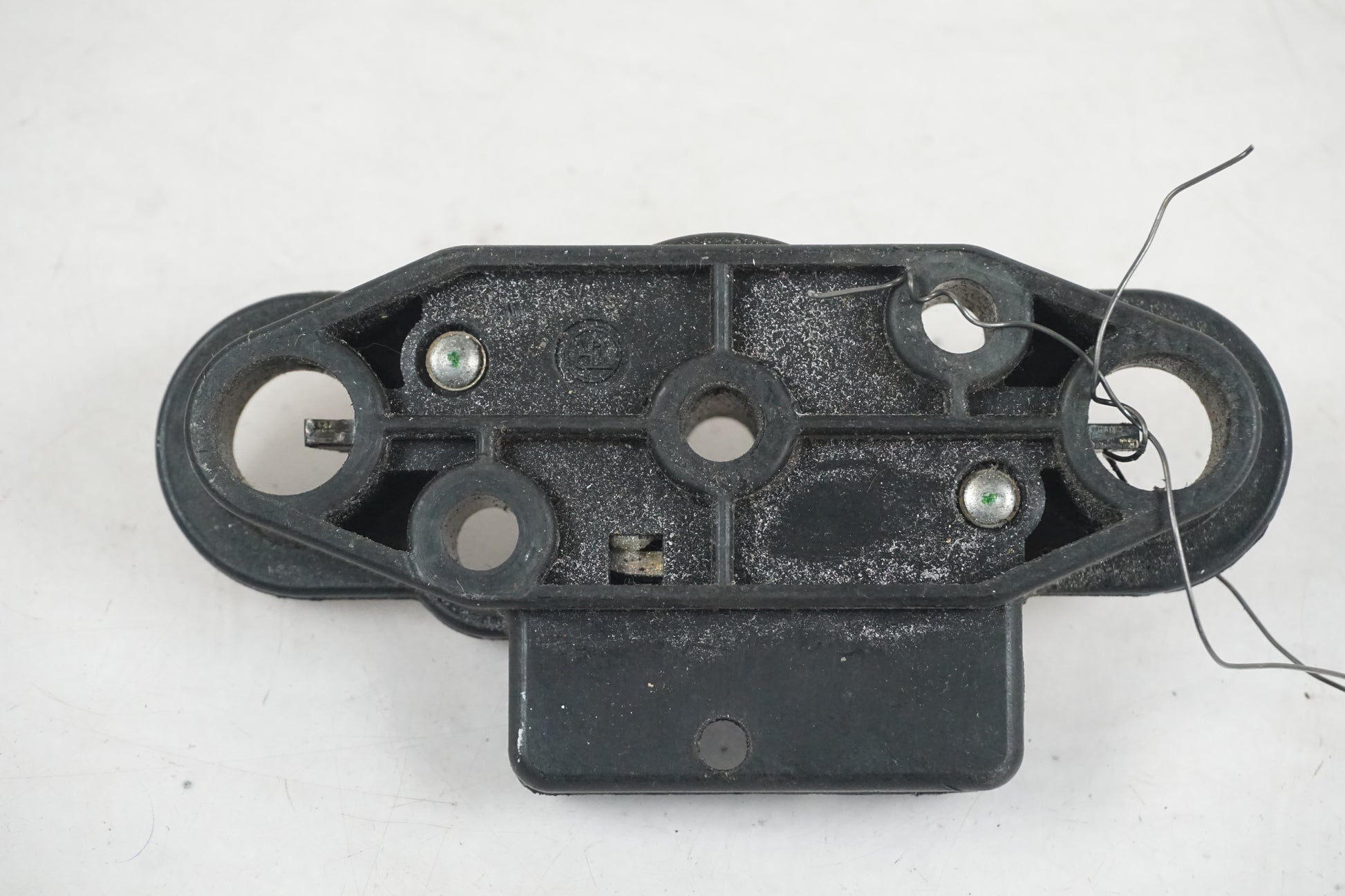 Höger sida på Sadellåsmekanism från en Suzuki GSX-R 600 -2001 motorcykel.