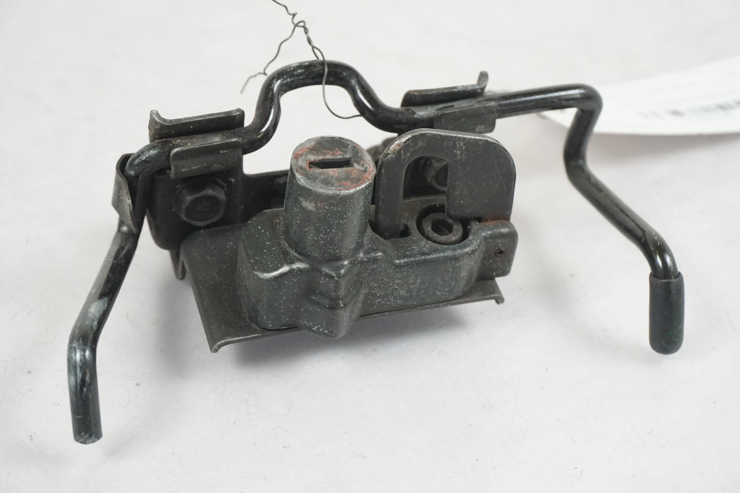 Framsidan på Sadellåsmekanism från en Kawasaki GPX 600 -1989 motorcykel.