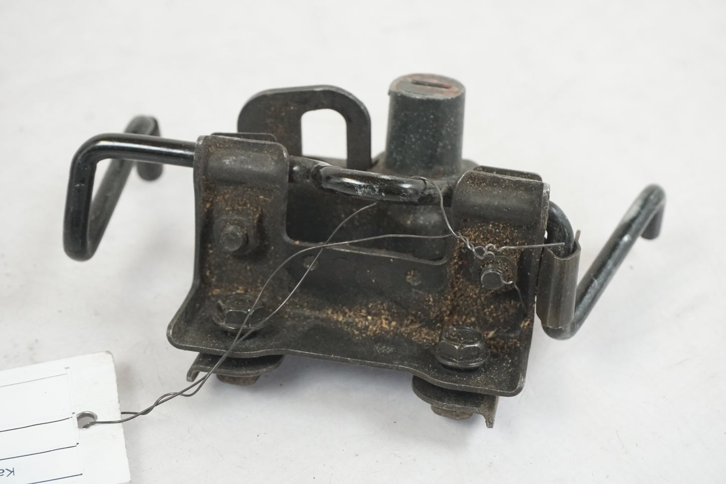 Baksidan på Sadellåsmekanism från en Kawasaki GPX 600 -1989 motorcykel.