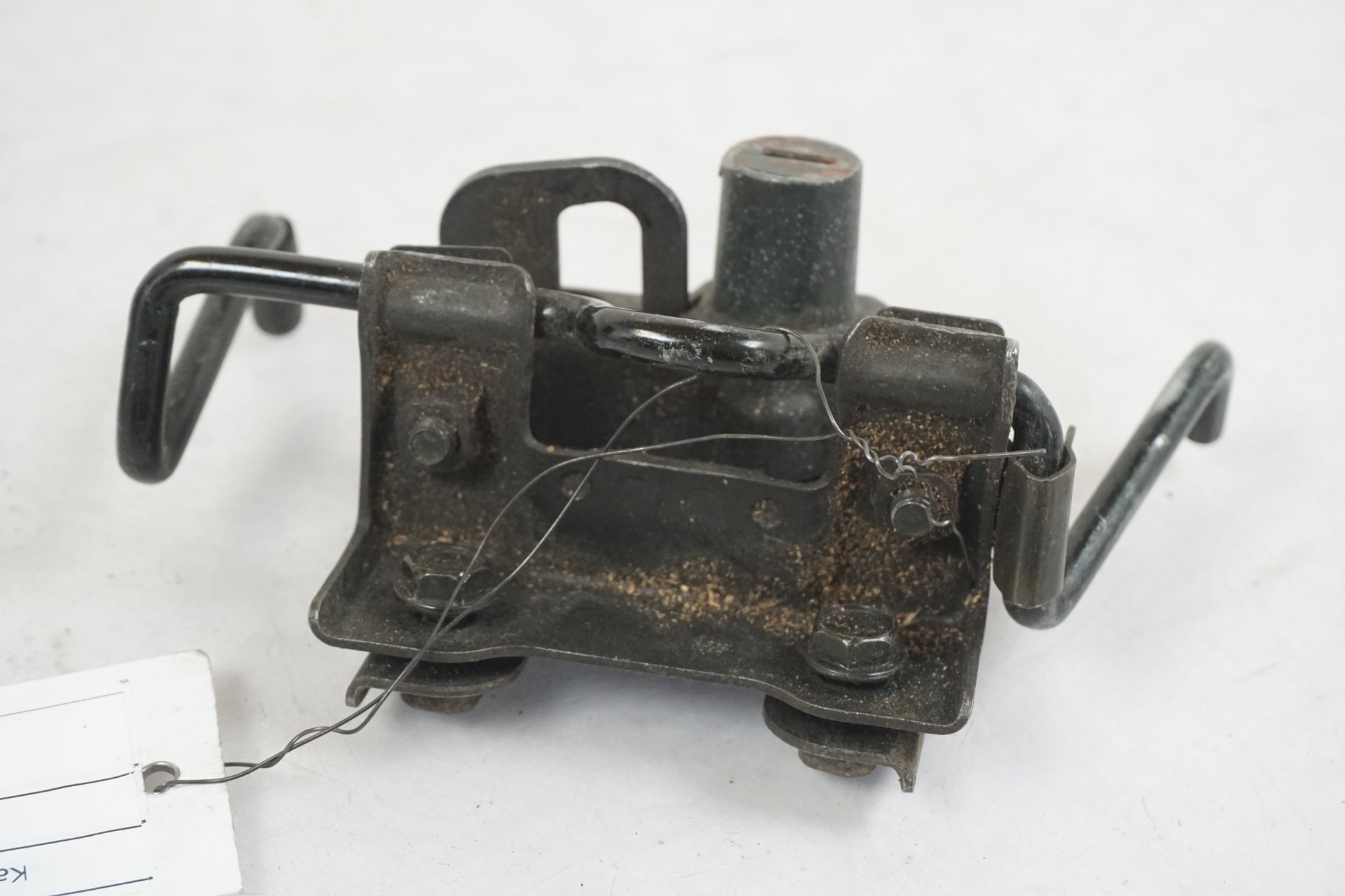 Baksidan på Sadellåsmekanism från en Kawasaki GPX 600 -1989 motorcykel.