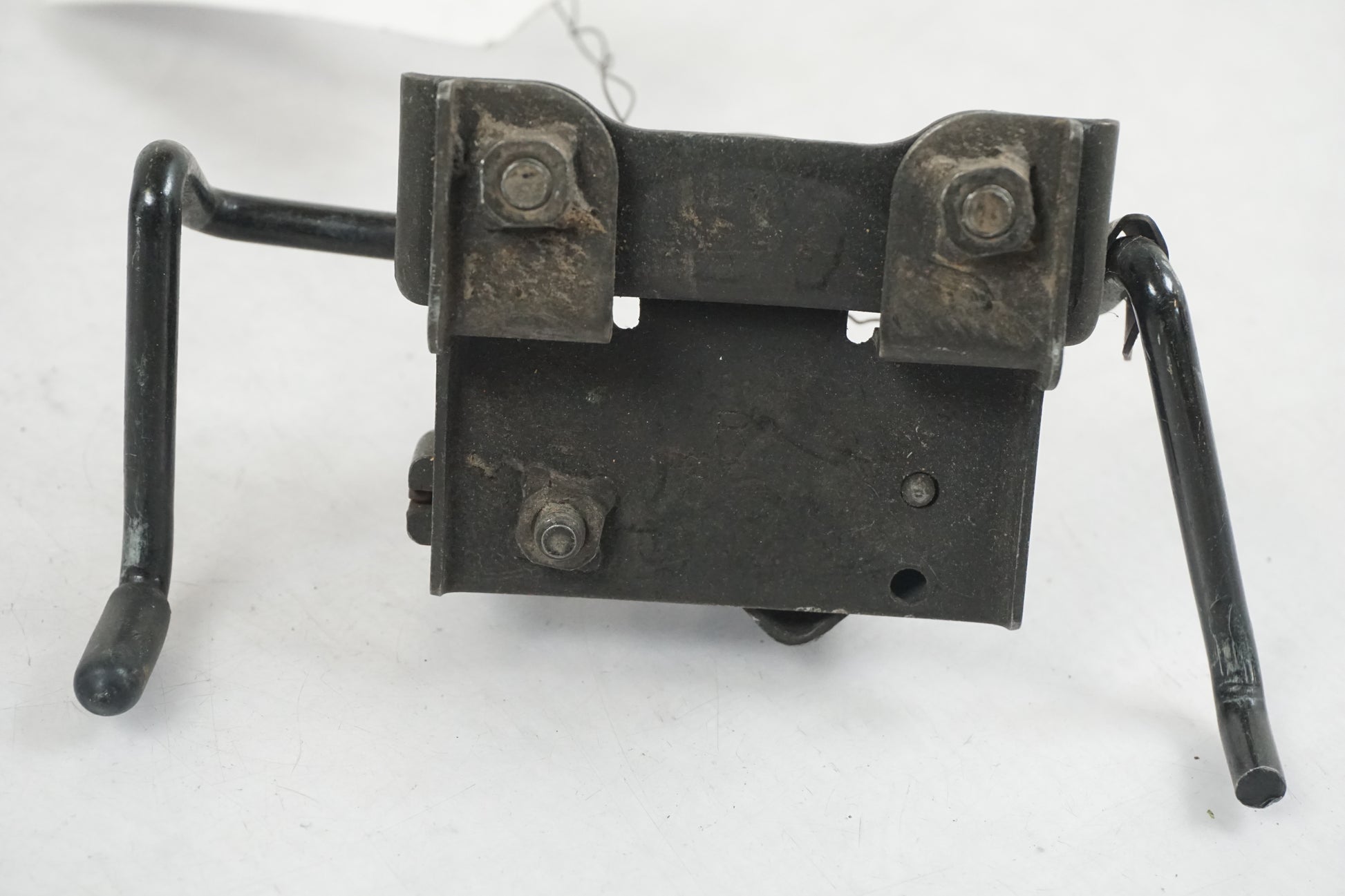 Höger sida på Sadellåsmekanism från en Kawasaki GPX 600 -1989 motorcykel.