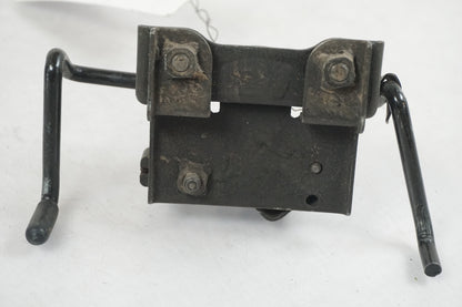 Höger sida på Sadellåsmekanism från en Kawasaki GPX 600 -1989 motorcykel.