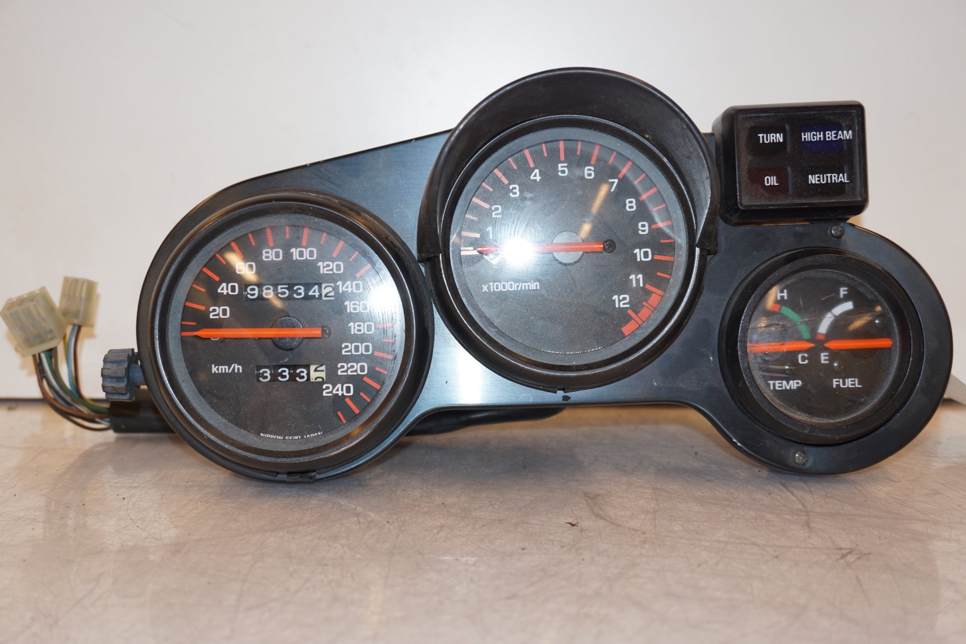 Framsidan på Instrumentpanel från en Yamaha FZ 750 -1989 motorcykel.