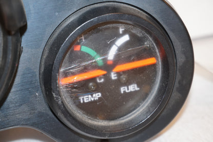 Baksidan på Instrumentpanel från en Yamaha FZ 750 -1989 motorcykel.