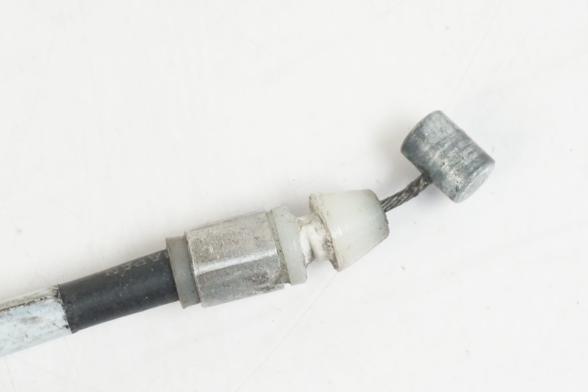 Höger sida på Sadellåsmekanism från en Kawasaki ZX-7R -1997 motorcykel.