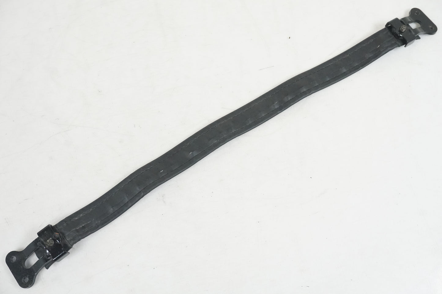 Vänster sida på Sadelrem från en Kawasaki VN 1600 -2006 motorcykel.