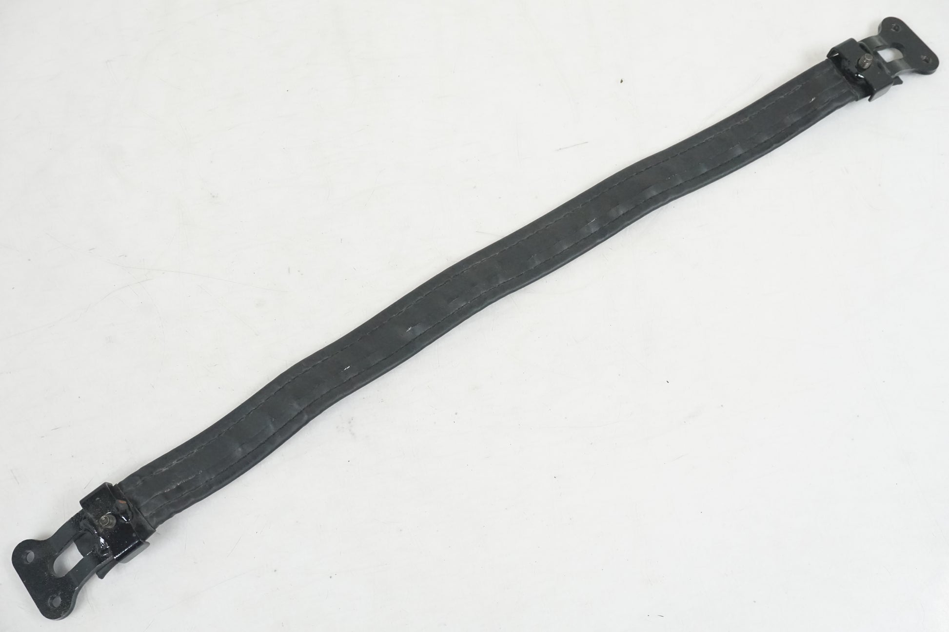 Vänster sida på Sadelrem från en Kawasaki VN 1600 -2006 motorcykel.