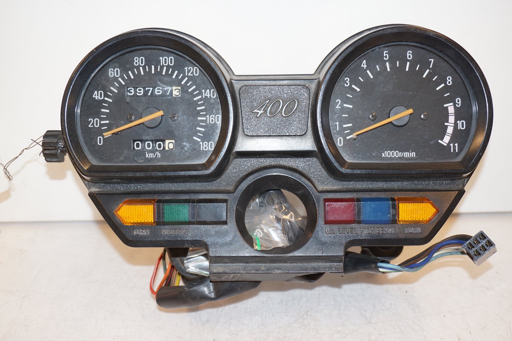 Framsidan på Instrumentpanel från en Yamaha XV 400 -1983 motorcykel.