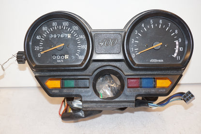 Framsidan på Instrumentpanel från en Yamaha XV 400 -1983 motorcykel.