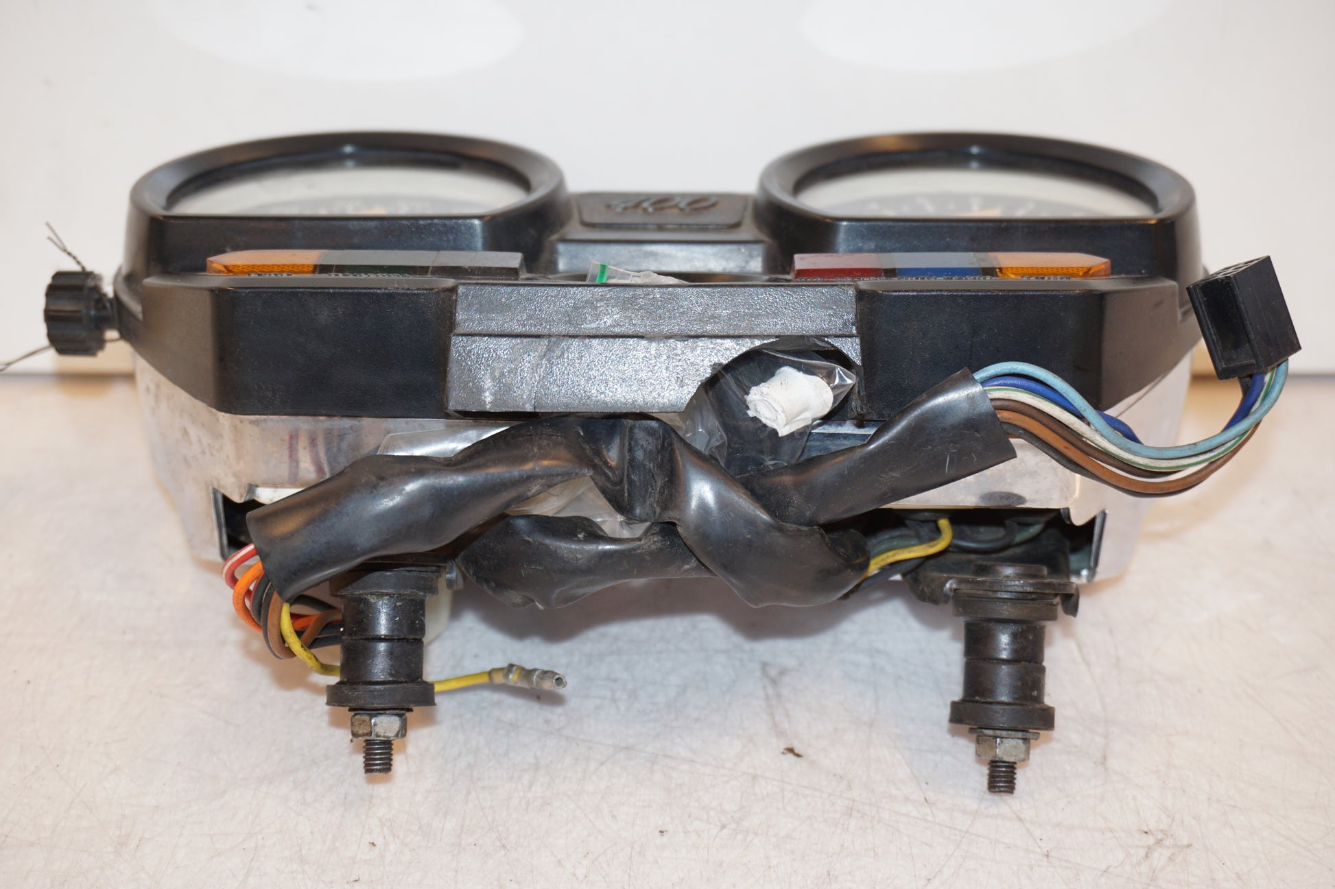 Baksidan på Instrumentpanel från en Yamaha XV 400 -1983 motorcykel.