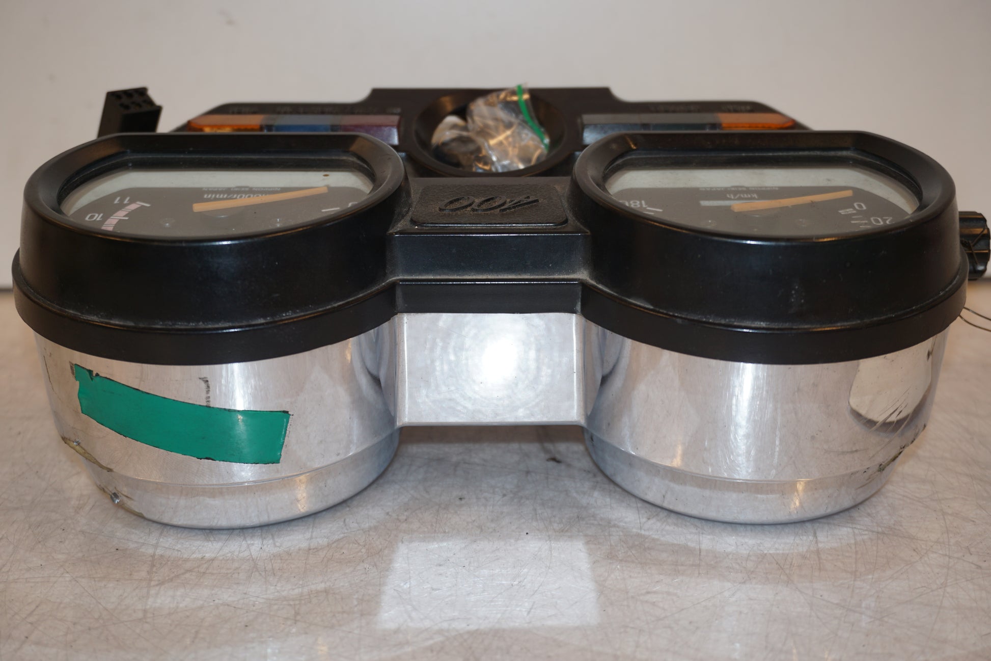 Vänster sida på Instrumentpanel från en Yamaha XV 400 -1983 motorcykel.