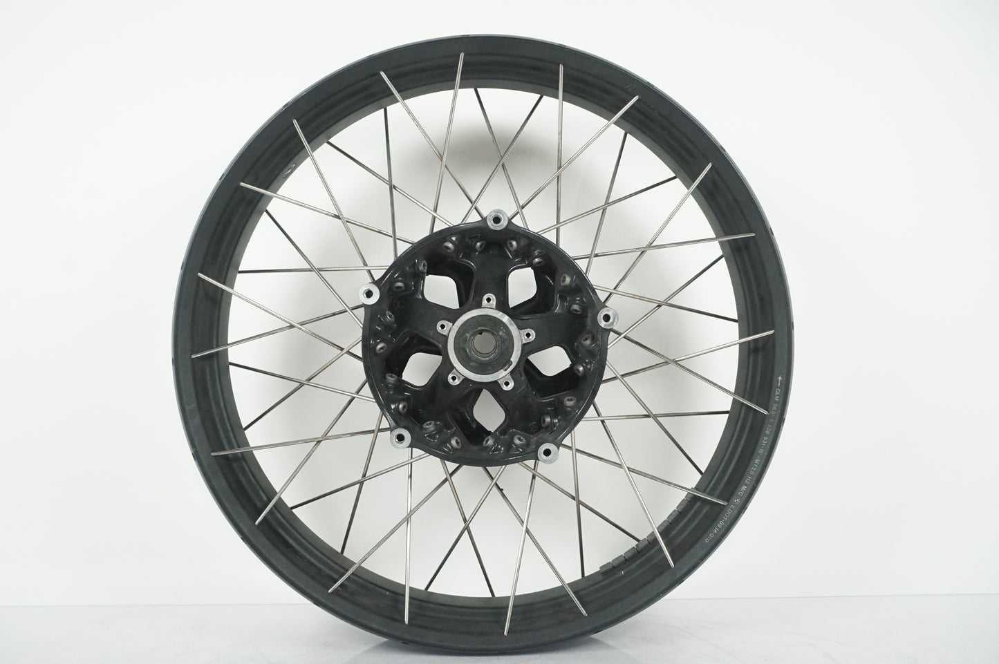 Framsidan på Fälg från en BMW R 1200 GSA -2018 motorcykel.