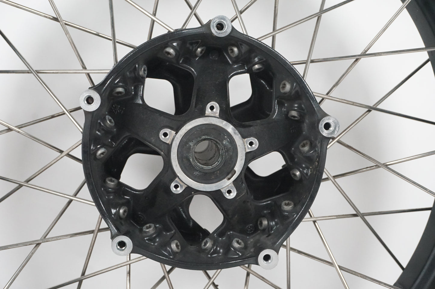 Baksidan på Fälg från en BMW R 1200 GSA -2018 motorcykel.