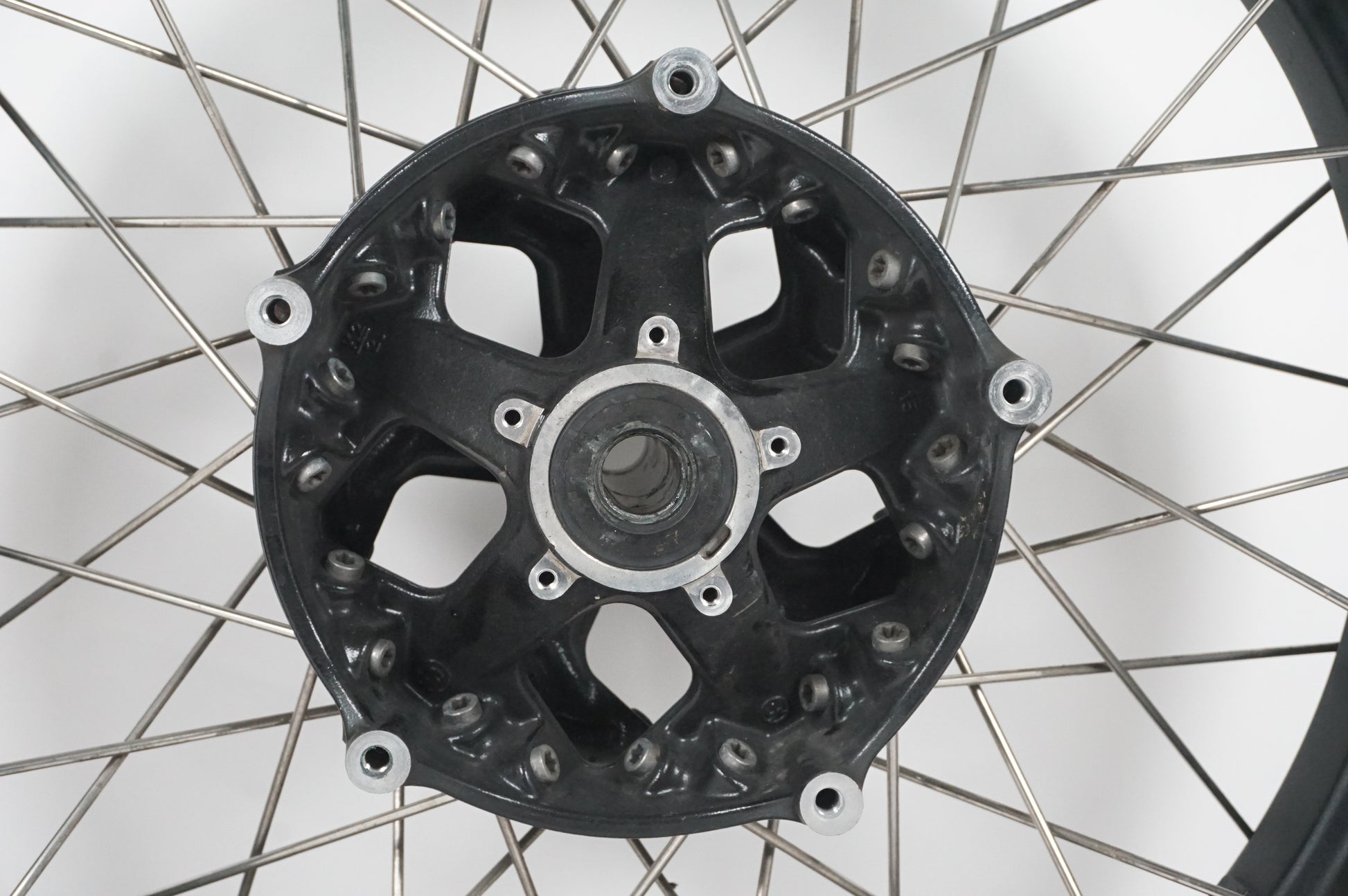 Baksidan på Fälg från en BMW R 1200 GSA -2018 motorcykel.