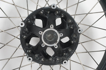 Baksidan på Fälg från en BMW R 1200 GSA -2018 motorcykel.