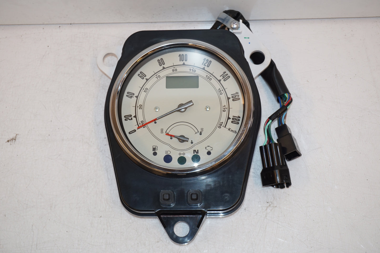 Framsidan på Instrumentpanel från en Yamaha XV 1600 -2004 motorcykel.