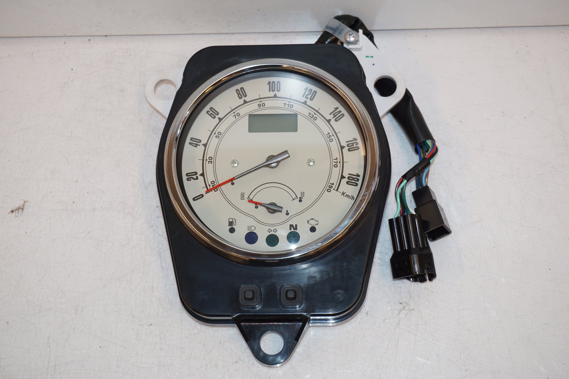 Framsidan på Instrumentpanel från en Yamaha XV 1600 -2004 motorcykel.