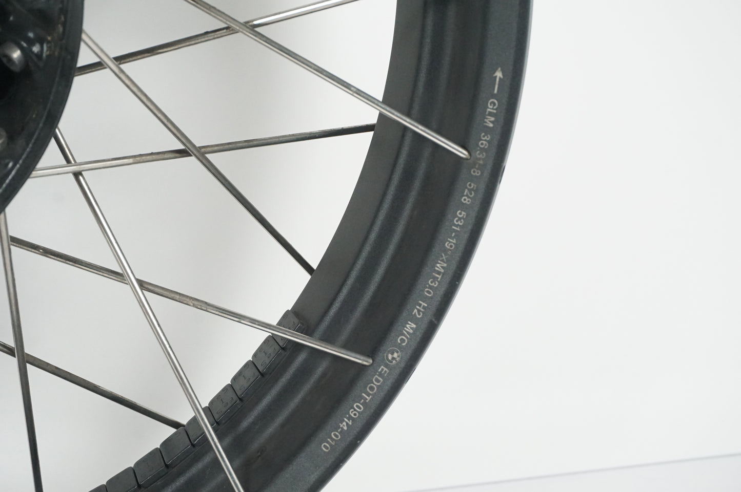 Höger sida på Fälg från en BMW R 1200 GSA -2018 motorcykel.