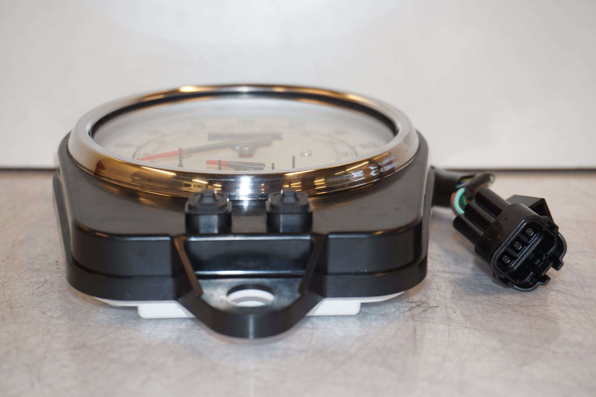 Baksidan på Instrumentpanel från en Yamaha XV 1600 -2004 motorcykel.