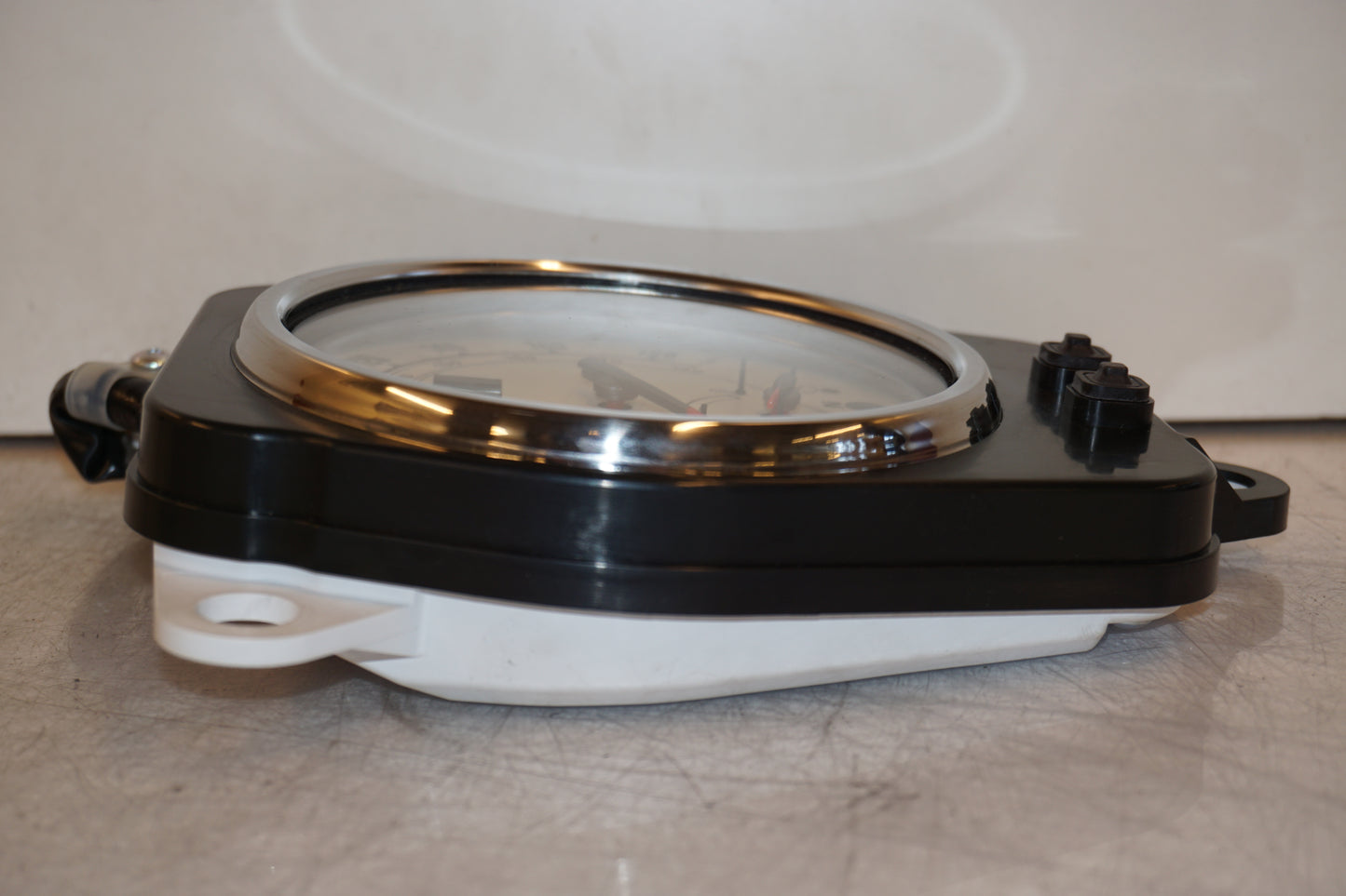 Höger sida på Instrumentpanel från en Yamaha XV 1600 -2004 motorcykel.