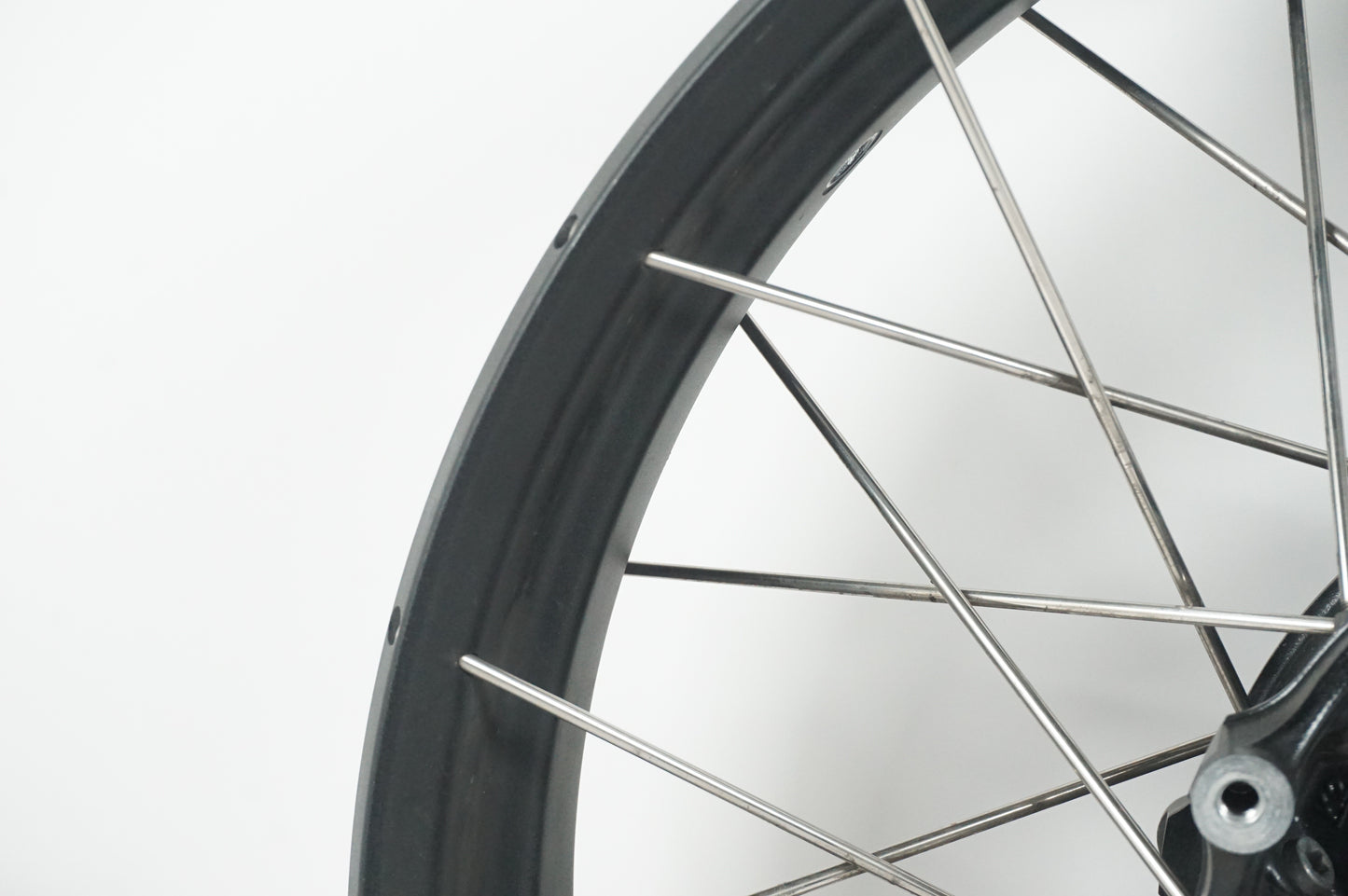 Snett uppifrån på Fälg från en BMW R 1200 GSA -2018 motorcykel.