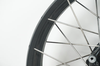 Snett uppifrån på Fälg från en BMW R 1200 GSA -2018 motorcykel.