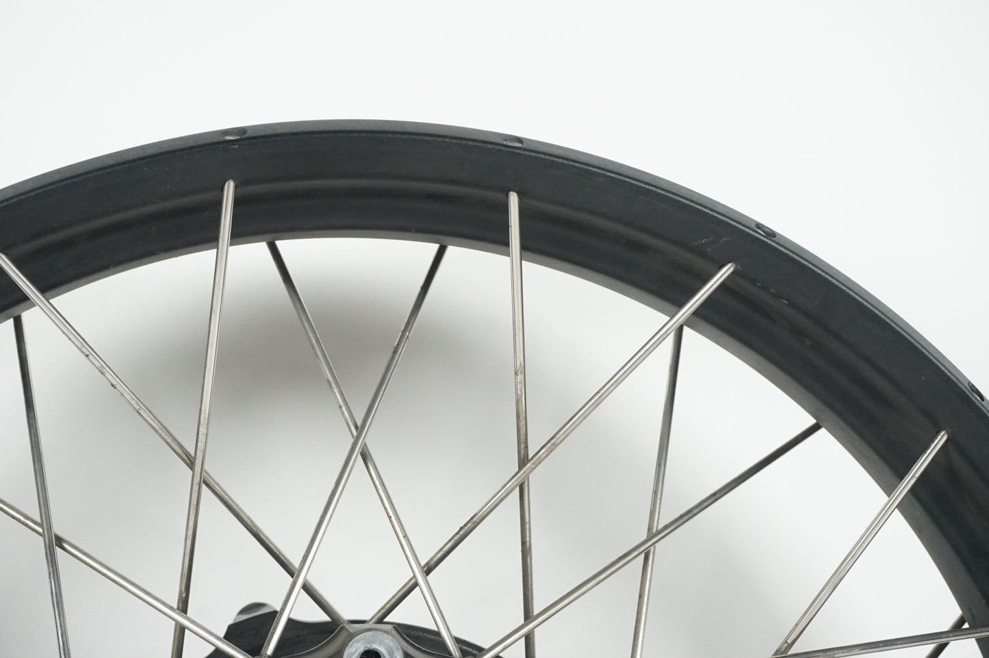 Snett nerifrån på Fälg från en BMW R 1200 GSA -2018 motorcykel.