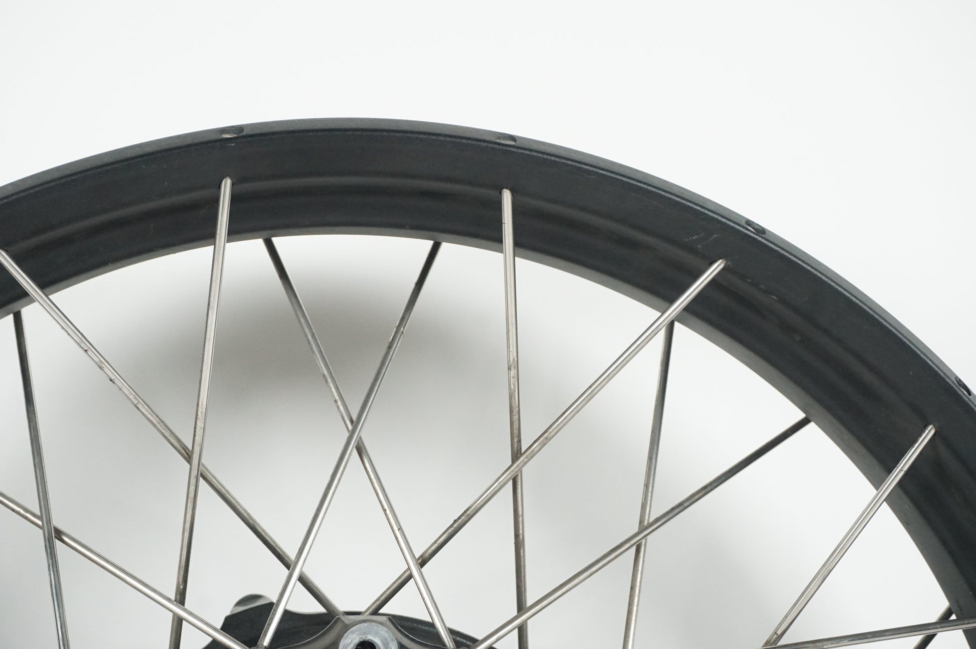 Snett nerifrån på Fälg från en BMW R 1200 GSA -2018 motorcykel.