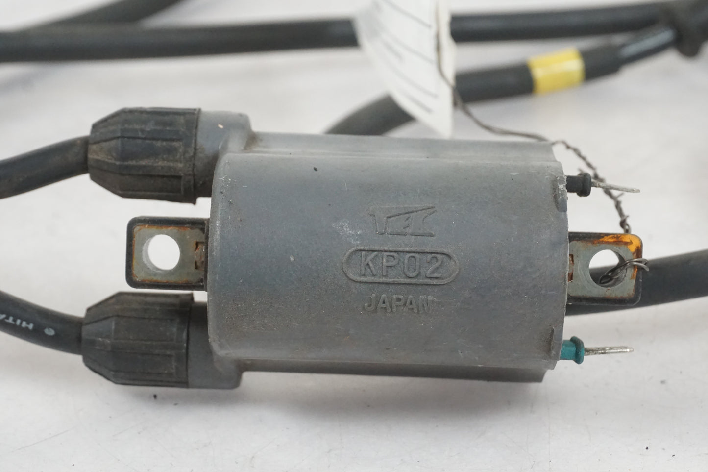 Snett uppifrån på Tändspole från en Kawasaki ZX-7R -1997 motorcykel.