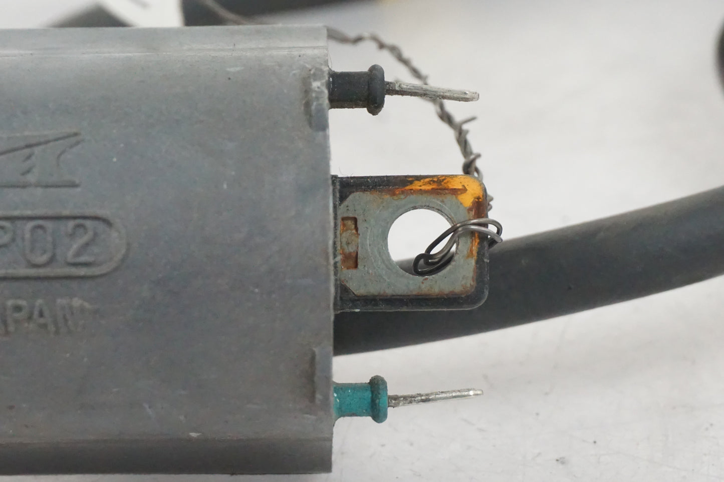 Snett nerifrån på Tändspole från en Kawasaki ZX-7R -1997 motorcykel.