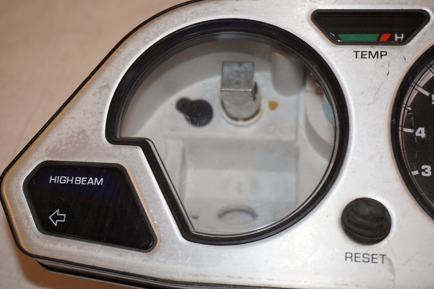 Baksidan på Varvräknare från en Yamaha XTZ 750 -1991 motorcykel.