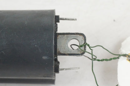 Baksidan på Tändspole från en Suzuki VL 800 -2001 motorcykel.