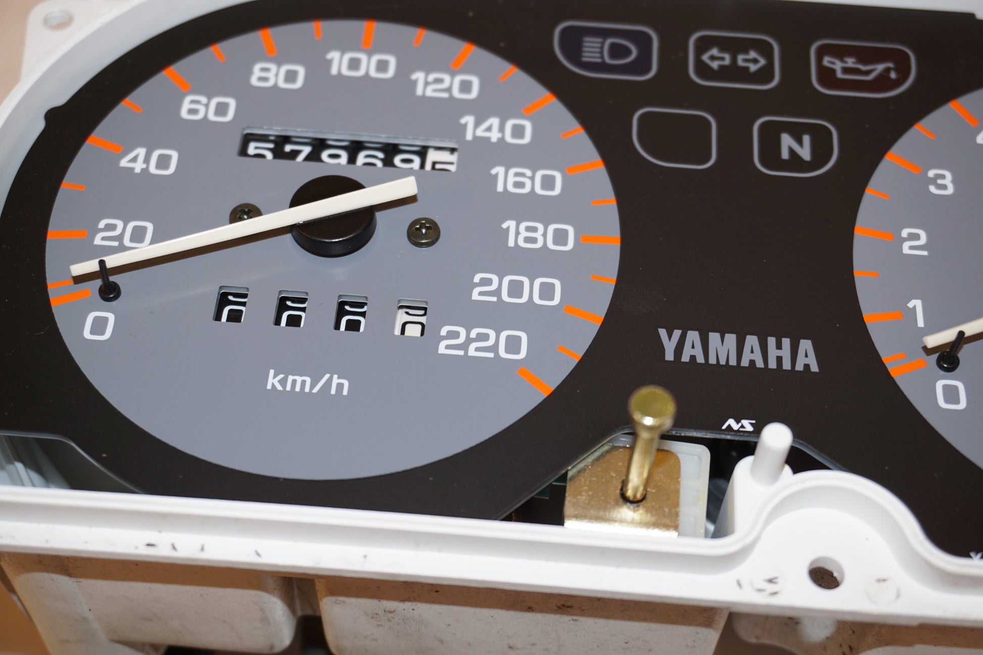 Baksidan på Instrumentpanel från en Yamaha XJ 600 Diversion -1992 motorcykel.