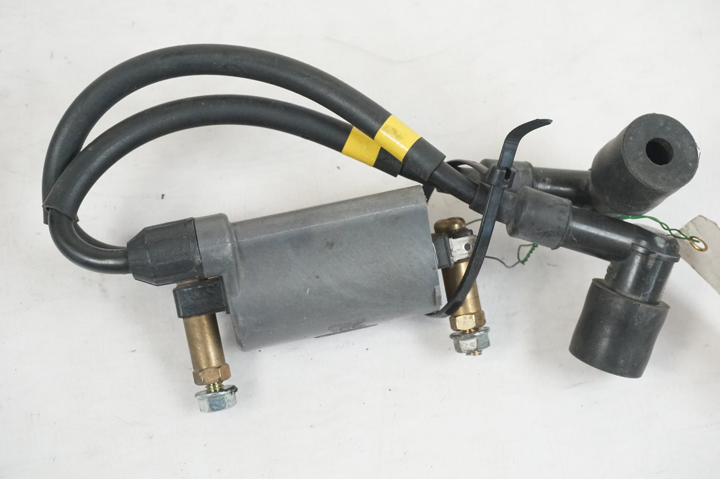 Baksidan på Tändspole från en Kawasaki ZR-7 -2002 motorcykel.