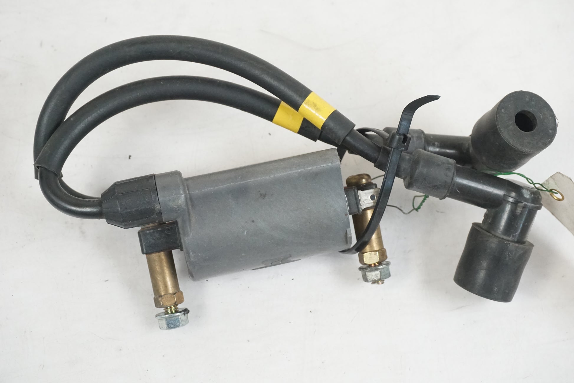 Baksidan på Tändspole från en Kawasaki ZR-7 -2002 motorcykel.