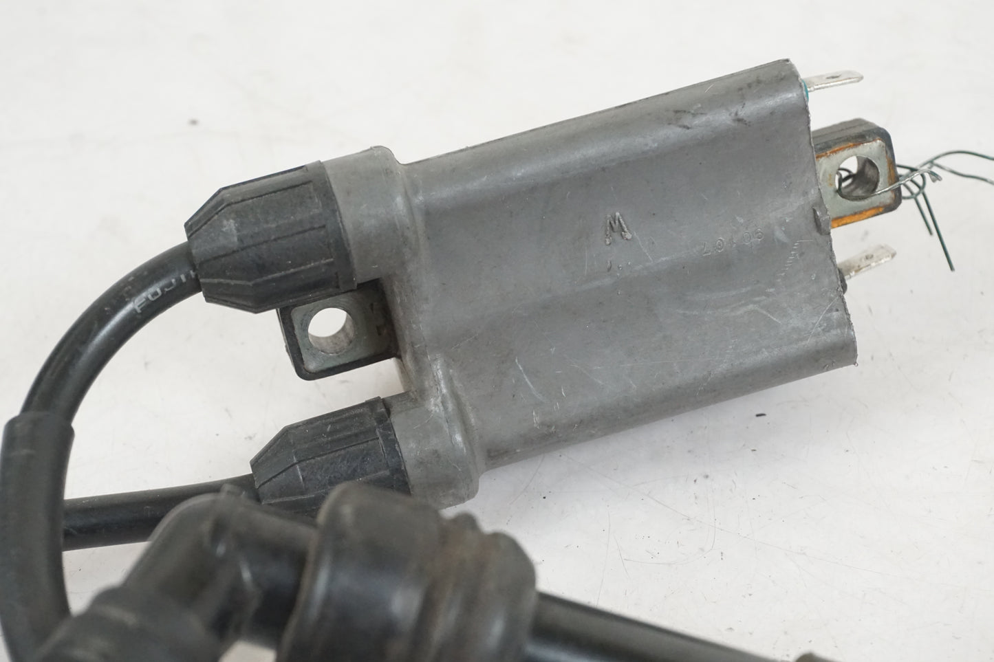 Vänster sida på Tändspole från en Kawasaki ZXR 750 -1989 motorcykel.