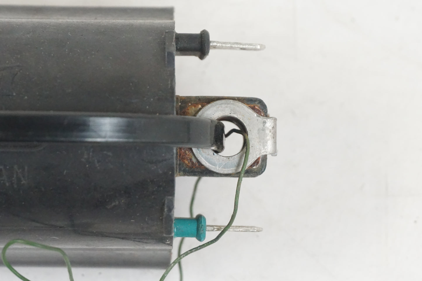 Baksidan på Tändspole från en Honda CBR 1000 F -1993 motorcykel.