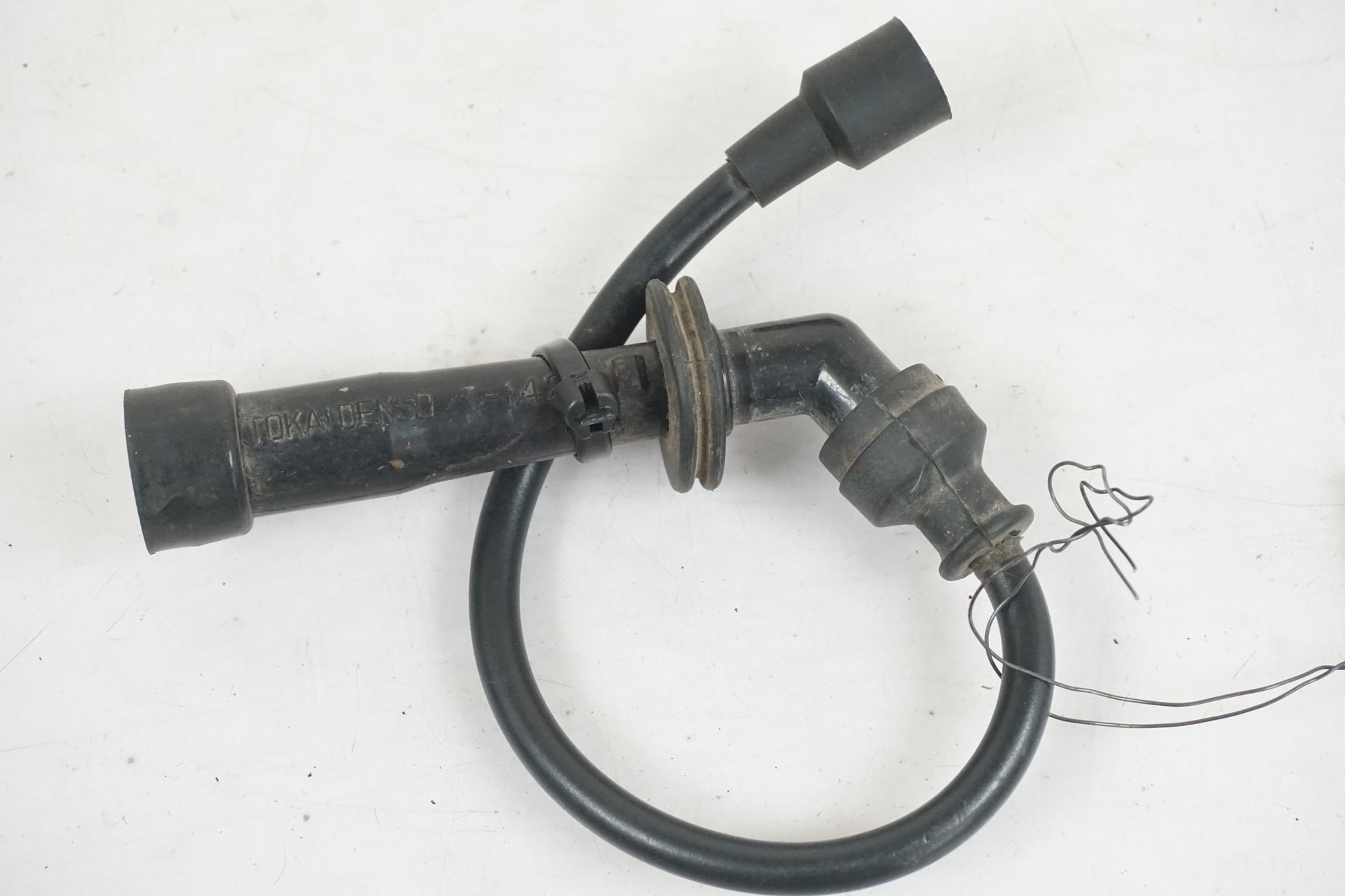 Baksidan på Tändspole från en Suzuki LTA 750 XP E -2009 motorcykel.