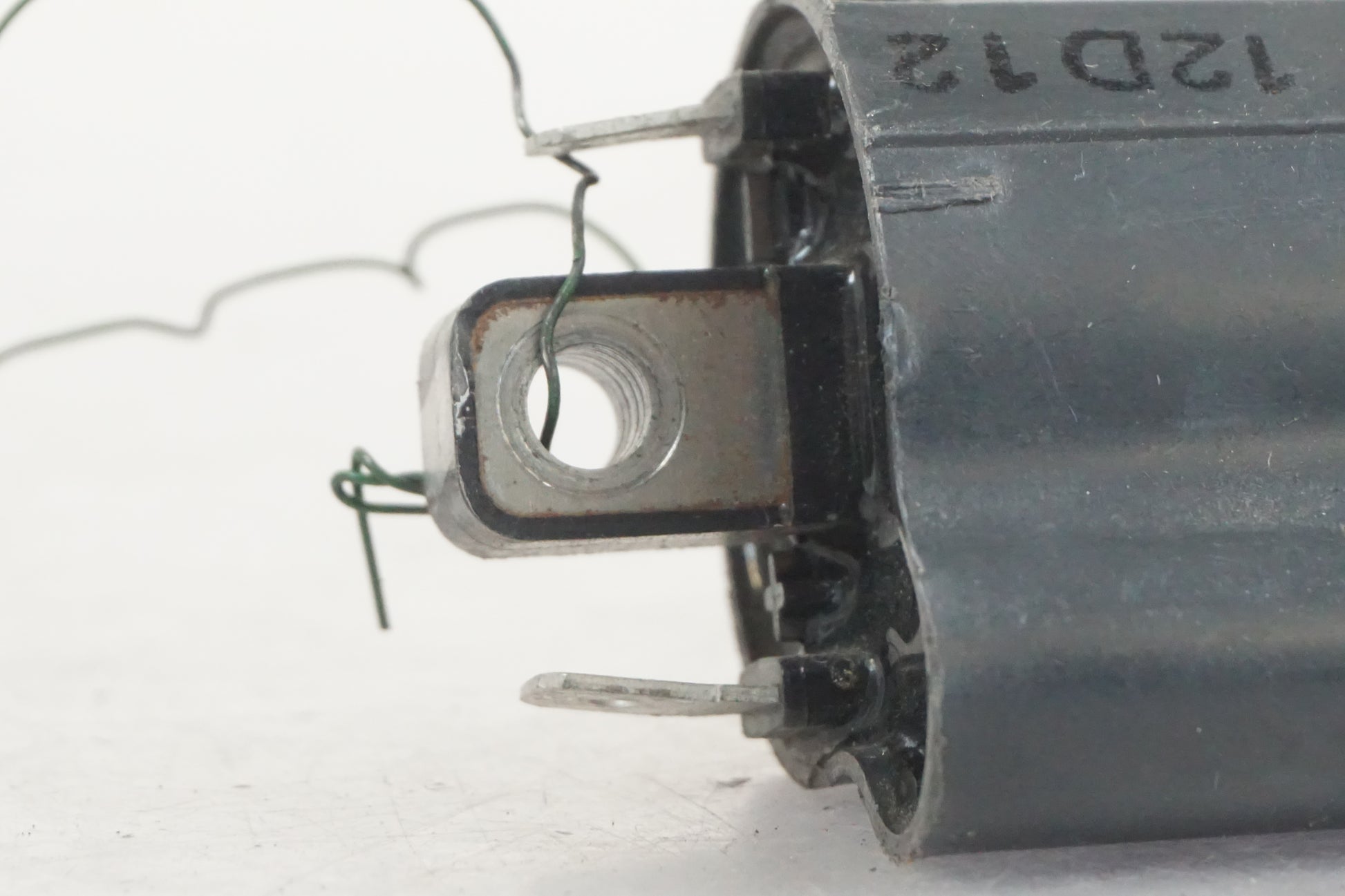 Baksidan på Tändspole från en Suzuki VL 800 -2003 motorcykel.