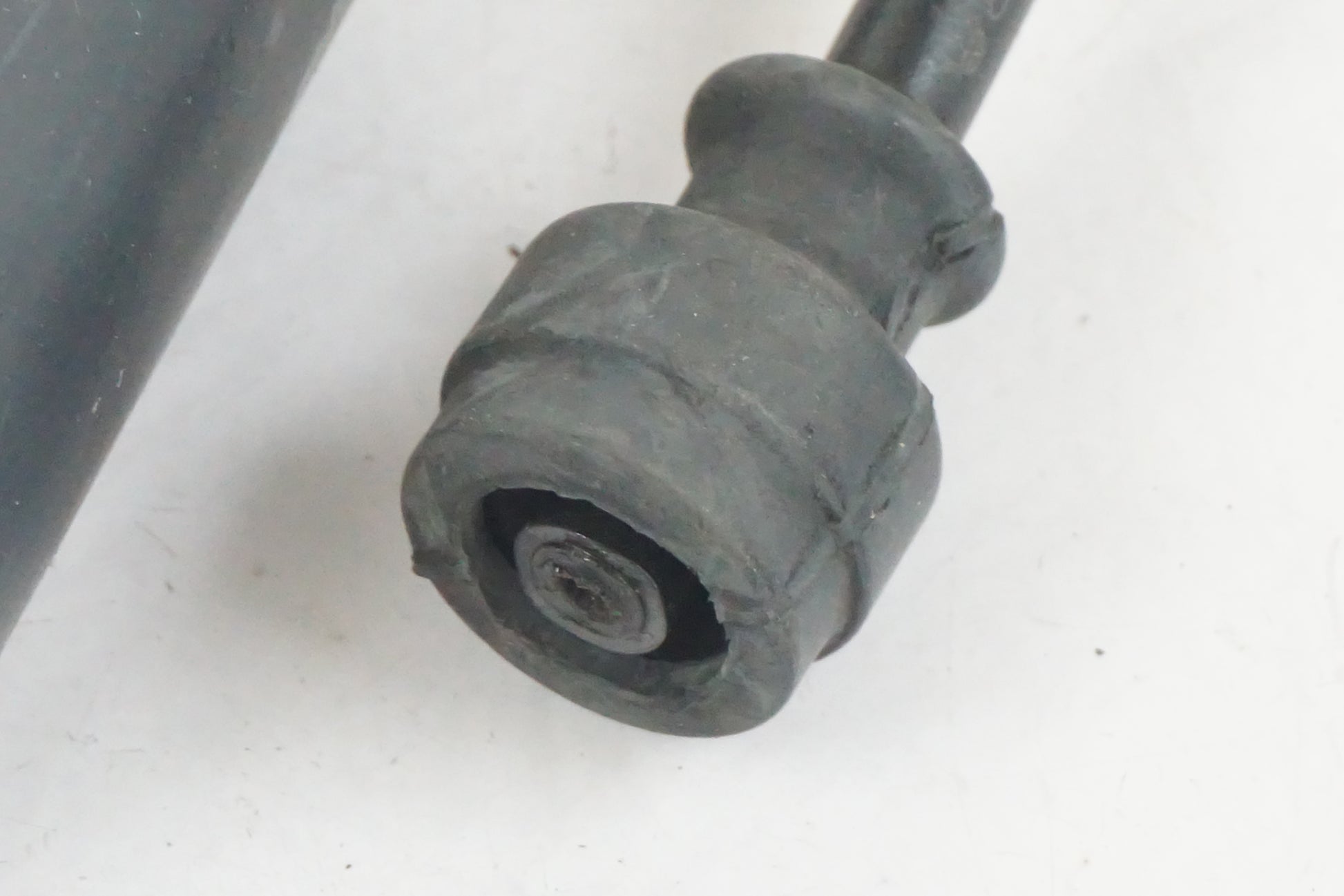 Vänster sida på Tändspole från en Suzuki VL 800 -2003 motorcykel.