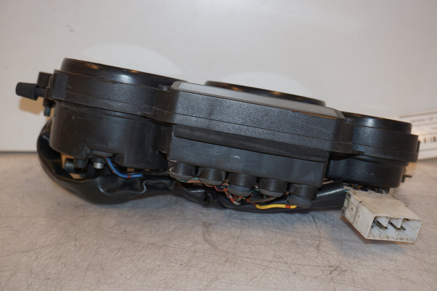 Baksidan på Instrumentpanel från en Yamaha YZF 1000 R -2001 motorcykel.