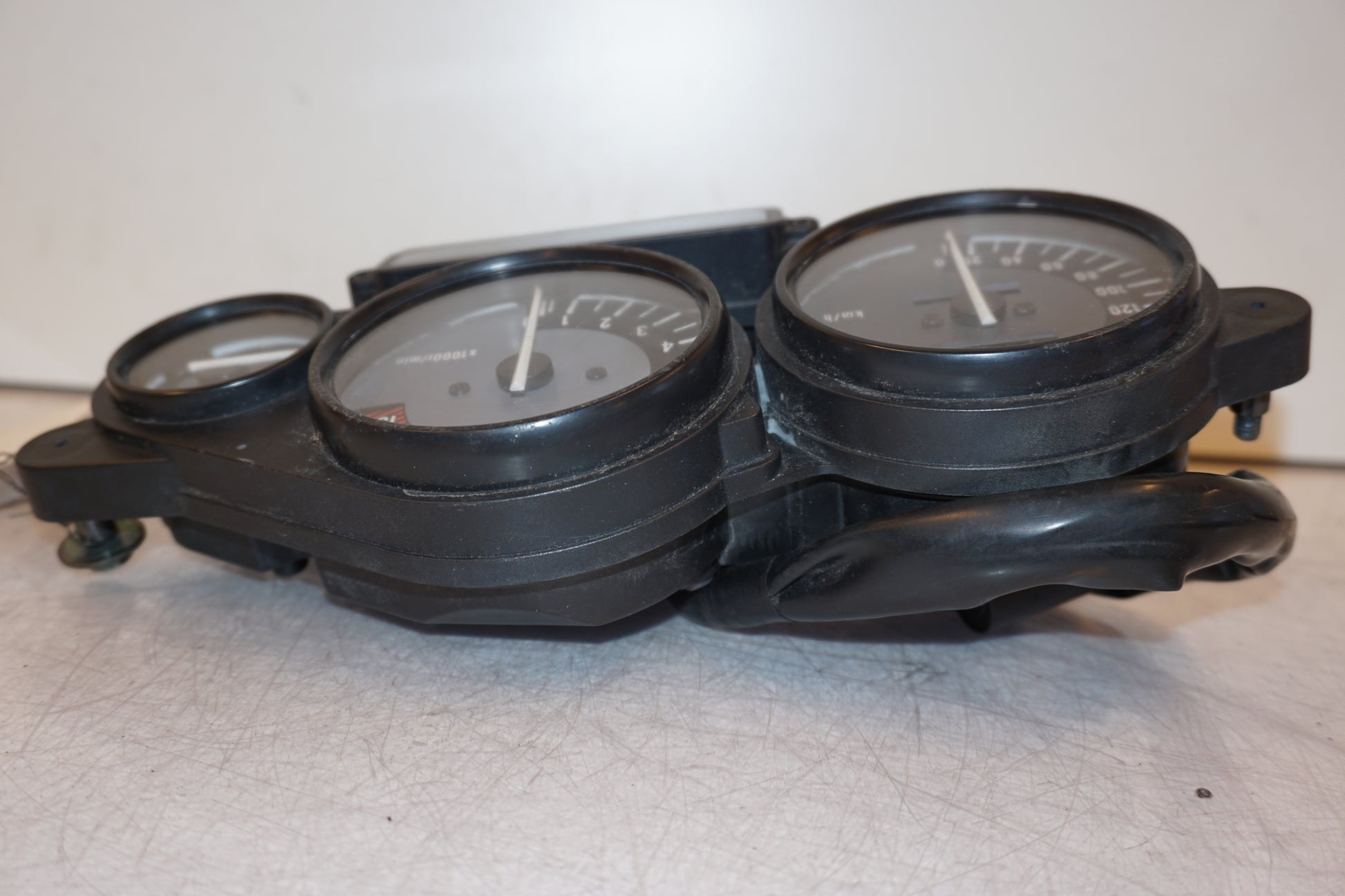 Vänster sida på Instrumentpanel från en Yamaha YZF 1000 R -2001 motorcykel.