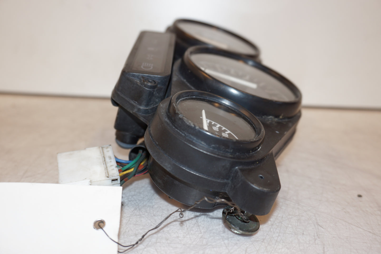 Snett uppifrån på Instrumentpanel från en Yamaha YZF 1000 R -2001 motorcykel.