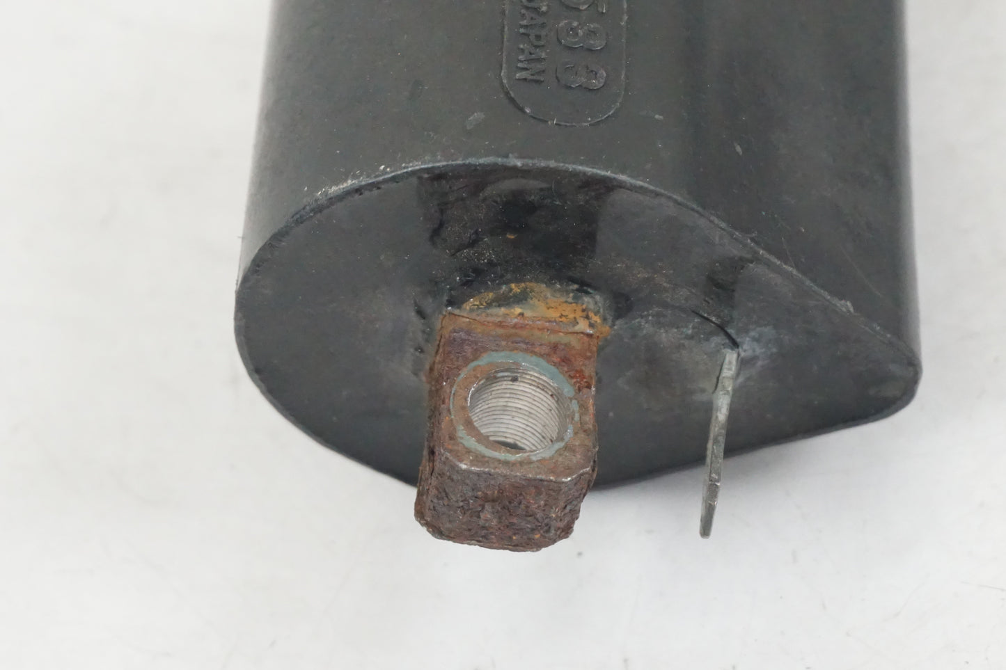 Baksidan på Tändspole från en Suzuki DR 800 S -1996 motorcykel.