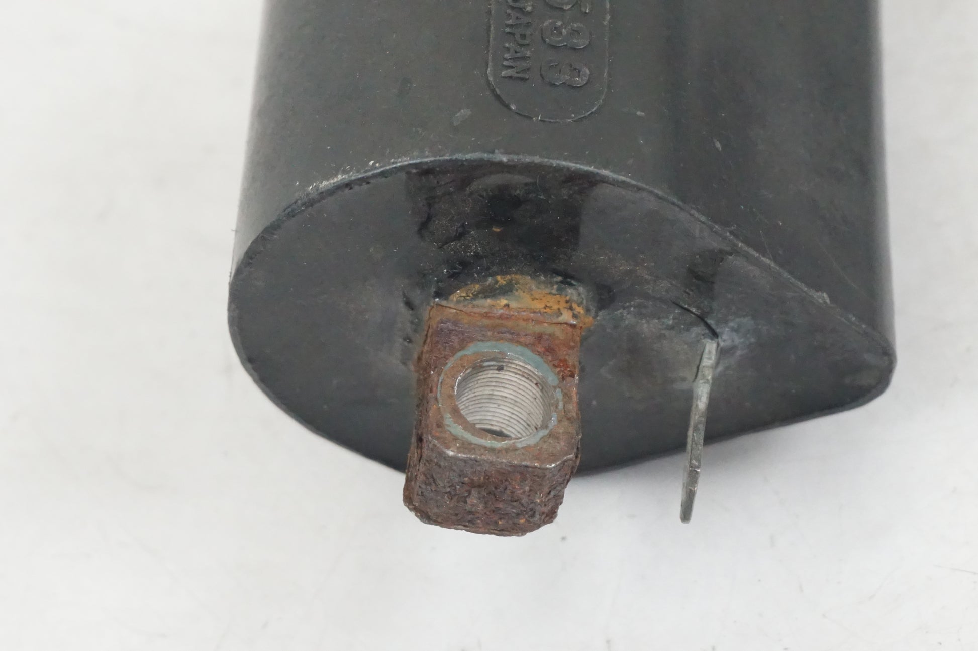 Baksidan på Tändspole från en Suzuki DR 800 S -1996 motorcykel.