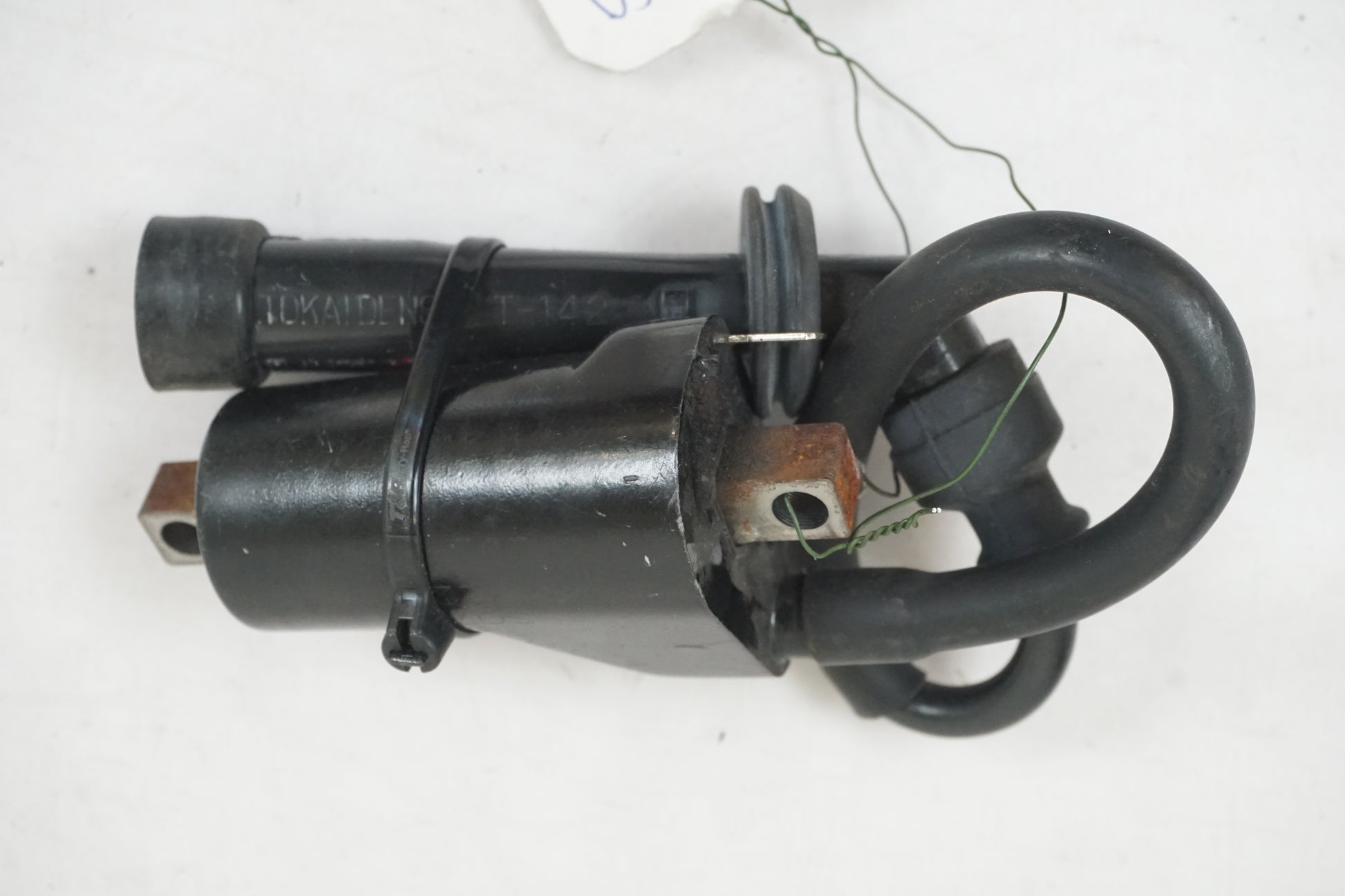 Baksidan på Tändspole från en Suzuki SV 650 -2002 motorcykel.