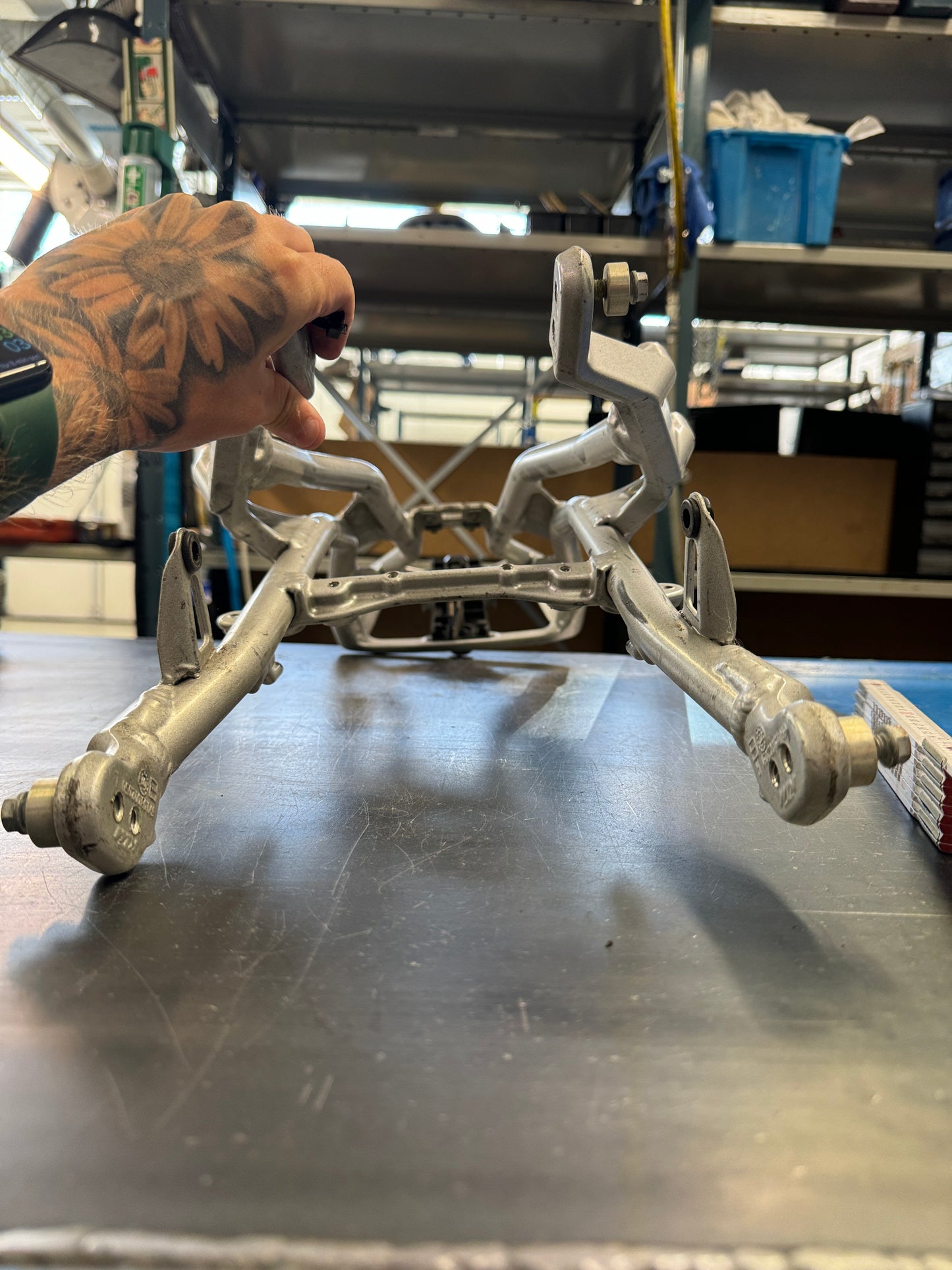 Vänster sida på Bakram från en KTM RC8 -2008 motorcykel.