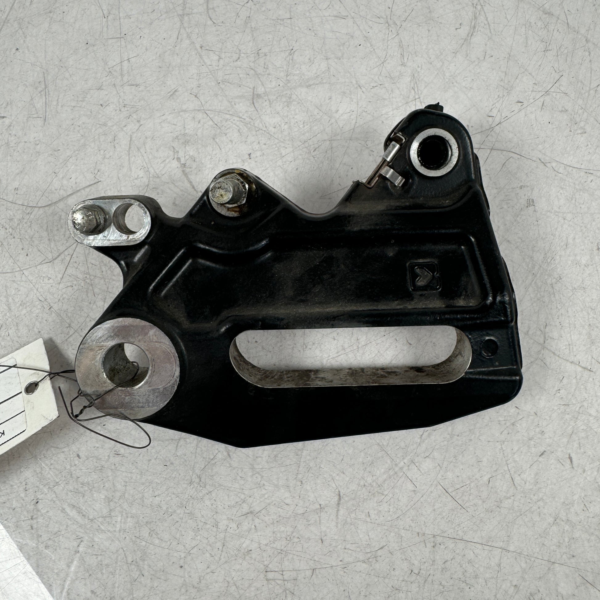 Framsidan på Bromsoksfäste från en KTM 125 Duke -2013 motorcykel.