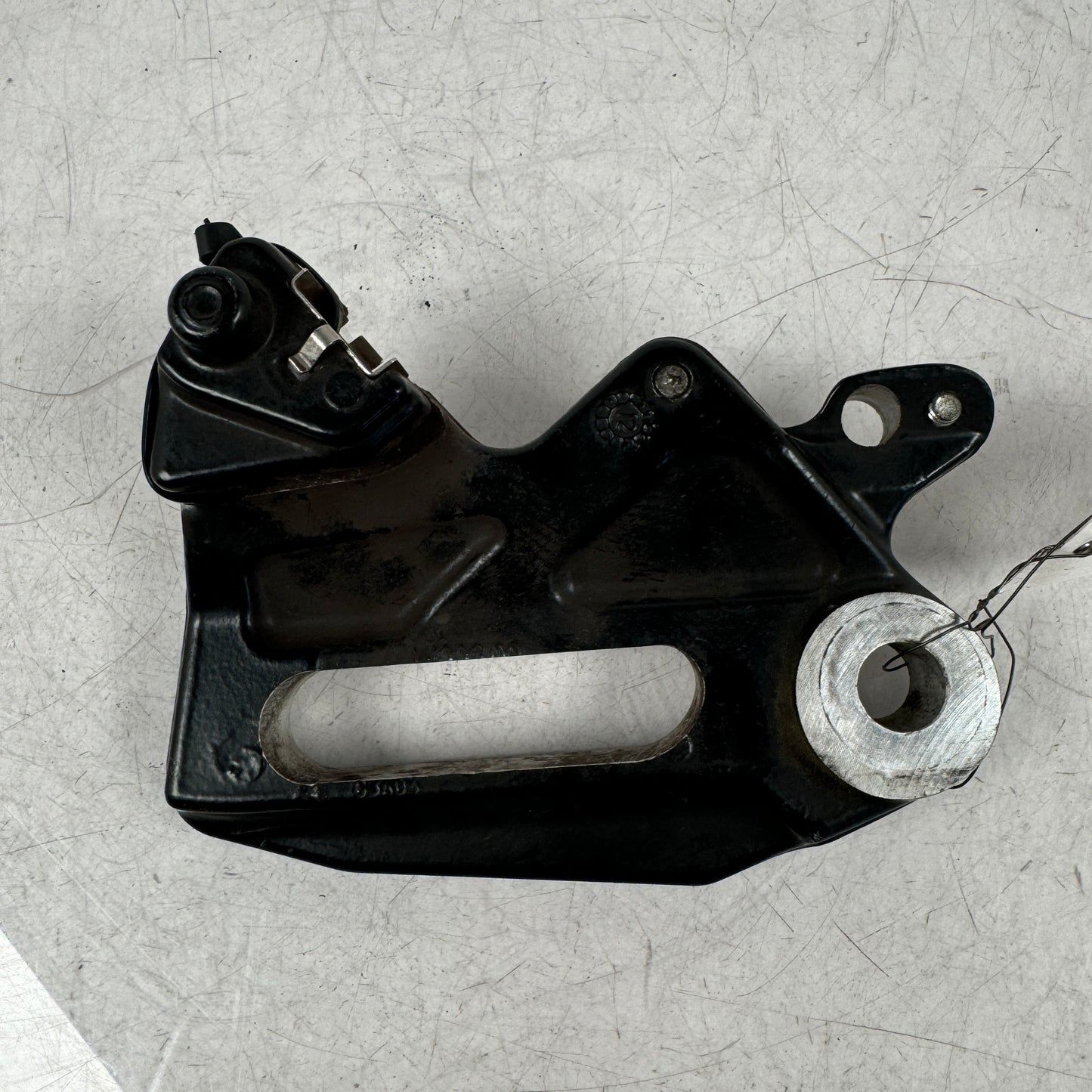 Baksidan på Bromsoksfäste från en KTM 125 Duke -2013 motorcykel.